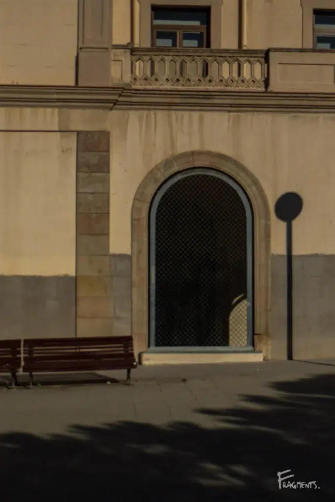 Voyage poétique et photographique à travers Barcelone : Un banc vide, près de la gare à la clarté du jour