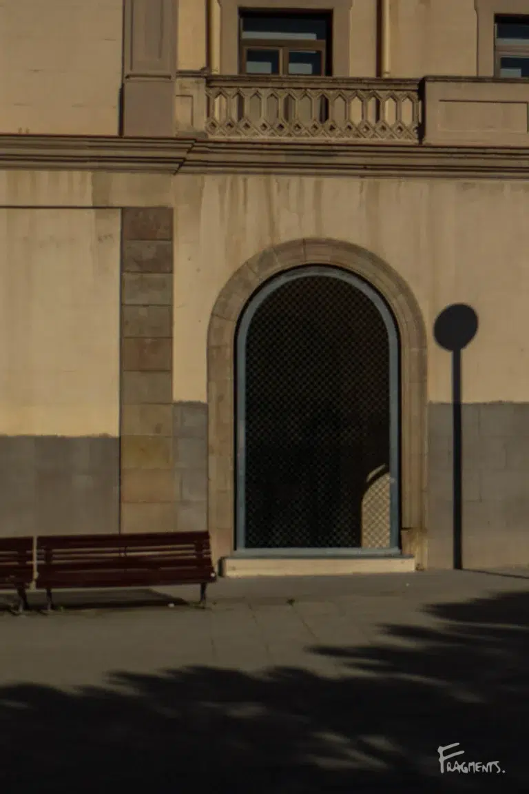 Voyage poétique et photographique à travers Barcelone : Un banc vide, près de la gare à la clarté du jour