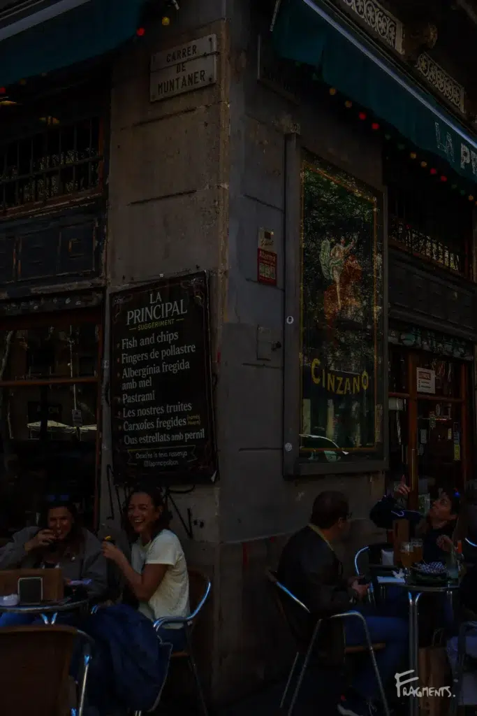 Voyage poétique et photographique à travers Barcelone : Personnes attablées à la terrasse d'un café riant