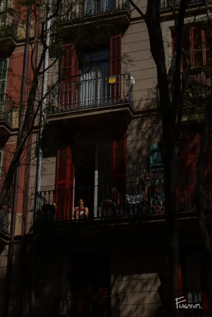 Voyage poétique et photographique à travers Barcelone : Femme assise sur son balcon et lisant un livre