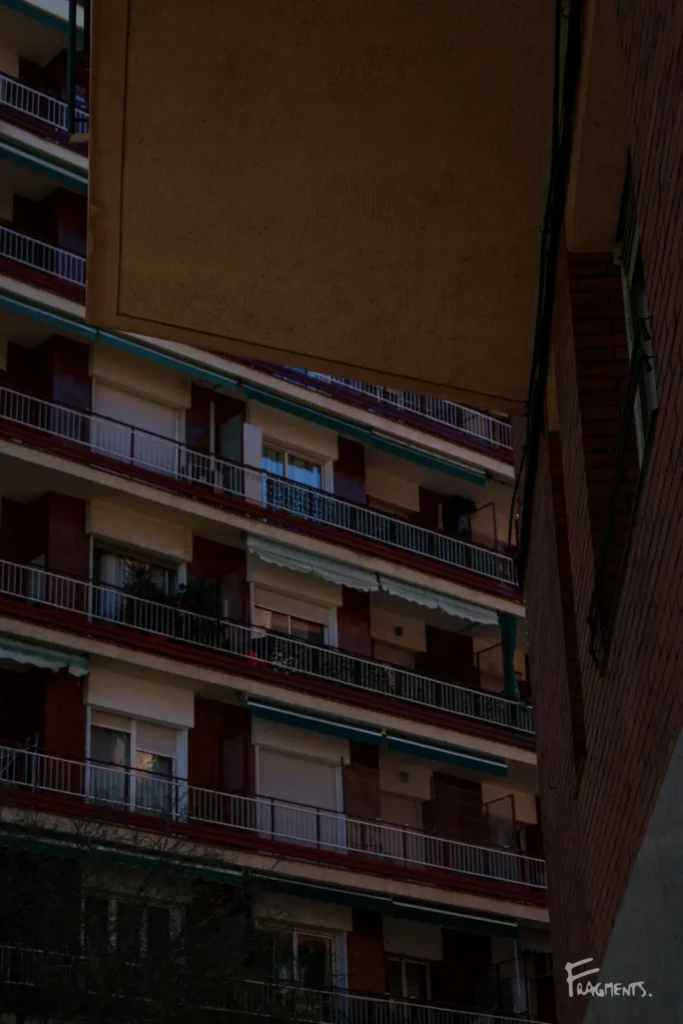 Voyage poétique et photographique à travers Barcelone : Photographie urbaine en perspective d'immeubles colorés avec une vision contemplative et architecturale.