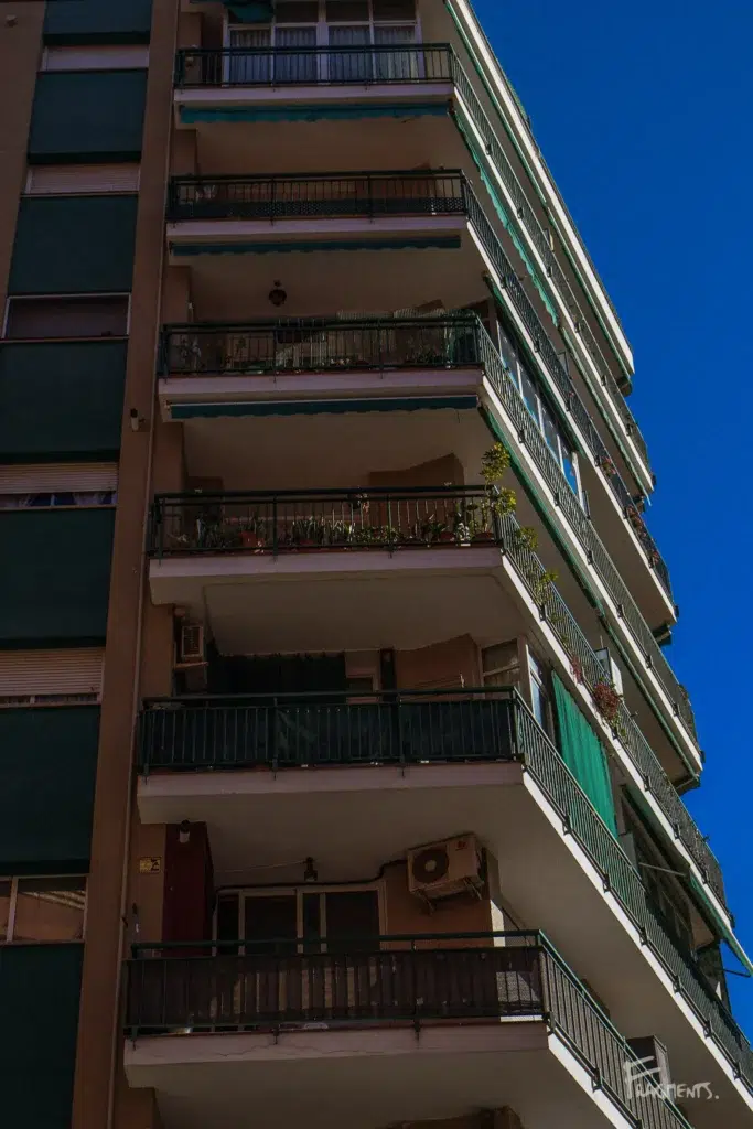 Voyage poétique et photographique à travers Barcelone : Vue du bas de la perspective d'un immeuble coloré