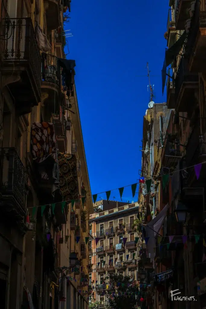 Voyage poétique et photographique à travers Barcelone : Rues colorées de avec des drapeaux accrochés au balcon