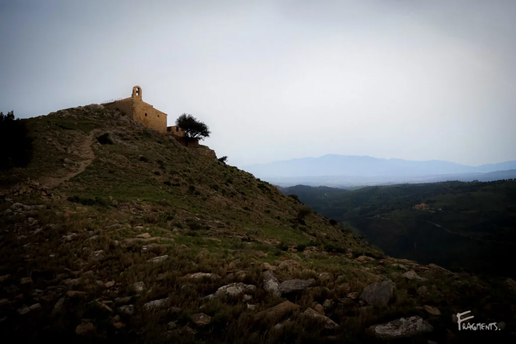 Voyage poétique et photographique à travers Castelnou : Église en pierre juchée au sommet du Roc de Majorque où règne une atmosphère poétique à Castelnou
