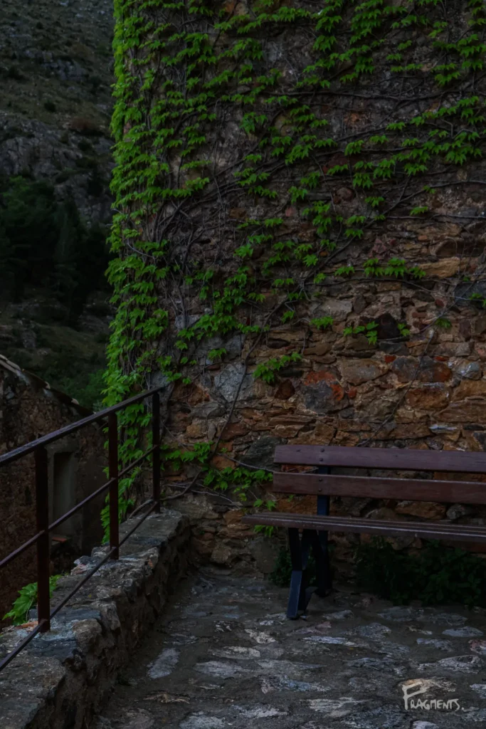 Voyage poétique et photographique à travers Castelnou : Banc vide au milieu du village de pierres