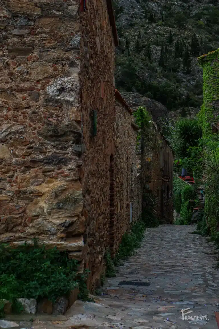 Voyage poétique et photographique à travers Castelnou : Ruelle vide en pierre dans les Pyrénées-Orientales