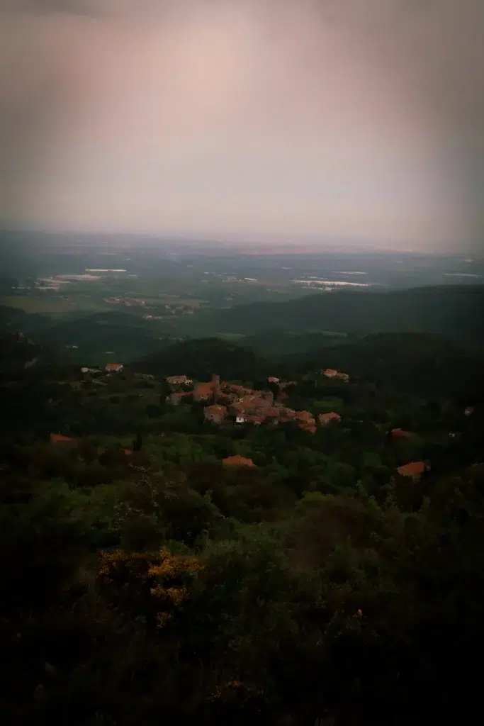 Village de Castelnou vue depuis les hauteurs dans un effet nostalgique
