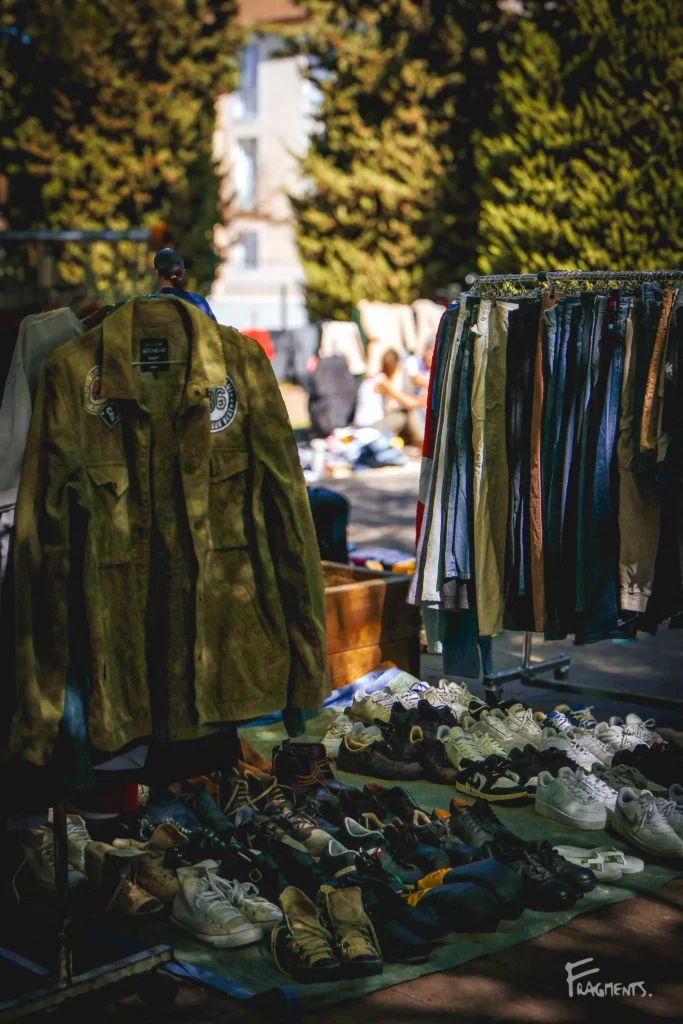 Photographie pour la page newsletter poétique mensuelle : Étal de vêtements et de chaussures dans une brocante à Montpellier