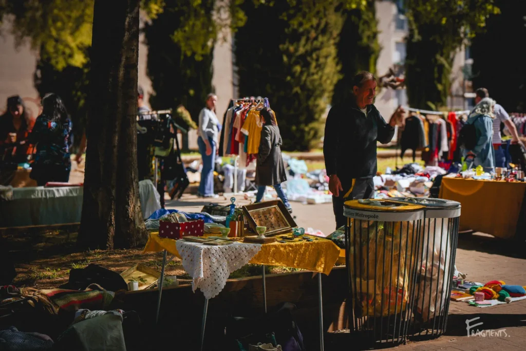 Photographie pour la page newsletter poétique mensuelle : Homme devant son étal vendant des bibelots pendant une brocante à Montpellier
