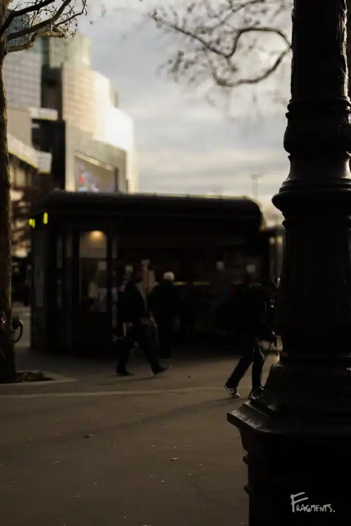 Voyage poétique et photographique à travers Paris : Kiosque à journaux, place de la Bastille
